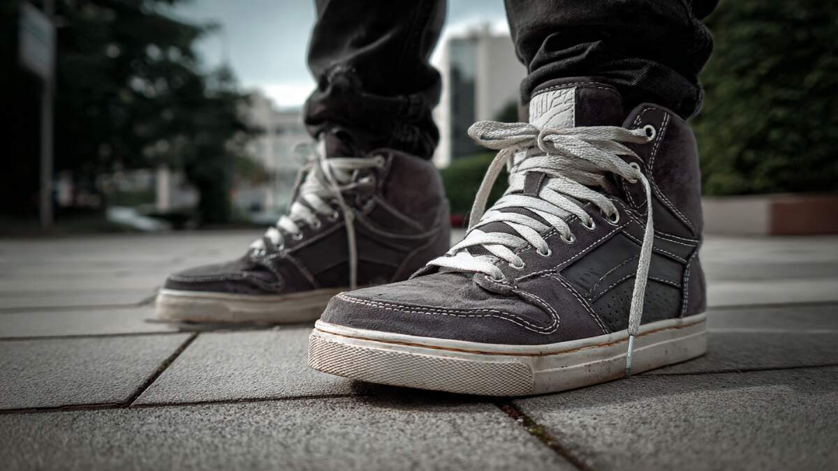 Stylish men’s casual safety toe shoes that look like streetwear sneakers, featuring a hidden reinforced toe cap for work protection.