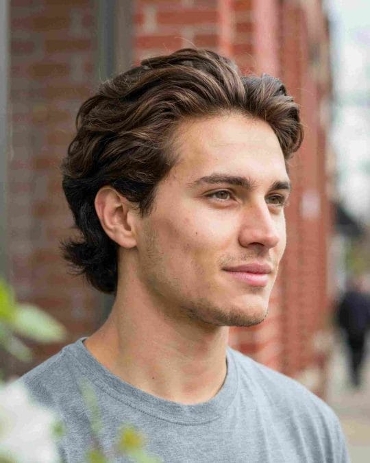 Wavy bro flow with relaxed movement swept away from the face.
